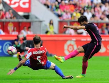 Sporting Gijon's Venezuelan defender Fernando Amorebieta (L) vies with Andre Gomes during the Spanish league football match Real Sporting de Gijon vs FC Barcelona at El Molinon stadium in Gijon on September 24, 2016. / AFP PHOTO / ANDER GILLENEA