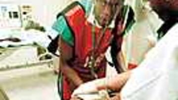 Un herido en la tragedia de Johannesburgo es atendido por los servicios sanitarios. (EFE)