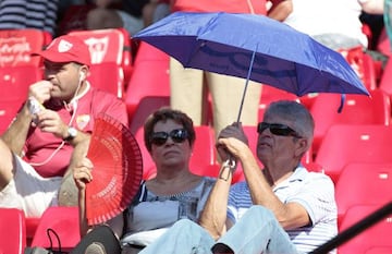 Fans had to protect themselves from the heat at the Sánchez-Pizjuán.