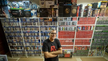 Ángel Acuña, coleccionista de videojuegos: “Solo por el manual de este juego llegan a pagar hasta 2.000 euros”