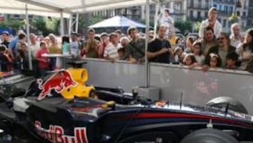 Dos monoplazas de las escuderías de F1 Red Bull Racing y Toro Rosso, conducidos por David Coulthard y Sebastien Bourdais, han protagonizado en Pamplona un "encierro" en el que, al igual que los toros en Sanfermines, han sido conducido por los mozos hasta el coso taurino.