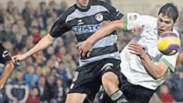 <b>LA POLÉMICA. </b>La Real perdió en Santander al señalar el árbitro penalti en esta jugada.