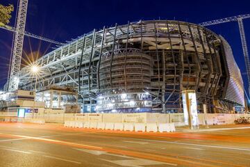 Las lamas del exterior ya están instalándose en la fachada del nuevo Santiago Bernabéu. Serán una de las grandes características del nuevo feudo blanco.