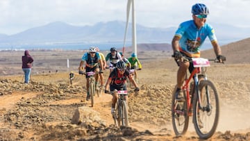 Participantes en la X Edici&oacute;n de la Electr&oacute;n FUERTEBIKE Fuerteventura 2023, atravesando el des&eacute;rtico paisaje de la isla canaria en MTB.