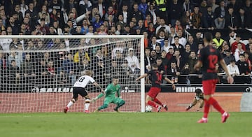 0-1. Marcos Llorente marcó el primer gol.