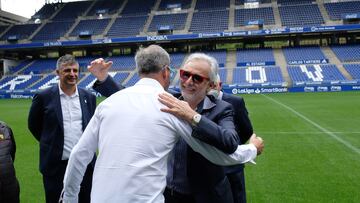 GRAF8655. OVIEDO, 04/08/2022.- El máximo accionista del Real Oviedo y presidente del Grupo Pachuca, Jesús Martínez Patiño (d), abraza al entrenador del club Jon Pérez Bolo (i) en el centro del estadio Carlos Tartiere. EFE/Paco Paredes