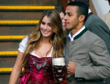 Thiago Alcantara of German Bundesliga first division club FC Bayern Munich and his wife Julia Vigas pose as they arrive at the Oktoberfest in Munich, Germany September 30, 2015. REUTERS/Michael Dalder