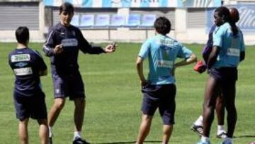 <b>YA SÓLO VALE SUMAR DE TRES EN TRES. </b>Muñiz daba indicaciones a sus delanteros la semana pasada con Álvaro Reina de testigo.