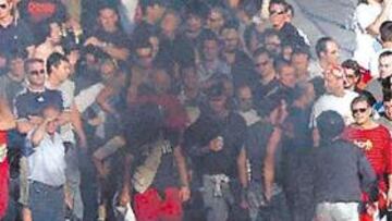 <b>VIOLENCIA. </b>Los tifosi, ayer durante las protestas en Génova.