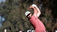 El golfista español Jon Rahm golpea una bola durante la jornaada final del Genesis Invitational en el Riviera Country Club de Los Angeles, California.