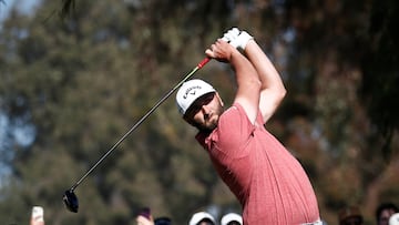 El golfista espa?ol Jon Rahm golpea una bola durante la jornaada final del Genesis Invitational en el Riviera Country Club de Los Angeles, California.