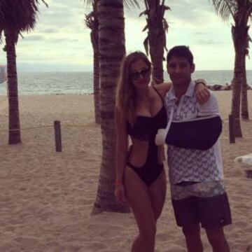 Angie Castañedo y Ángel Reyna disfrutando de la playa mientras el futbolista sufrió una luxación que lo mantuvo fuera de actividad.