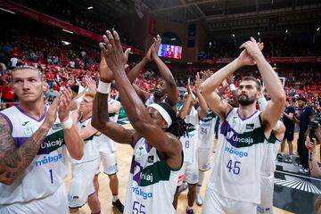 Los jugadores del Unicaja festejan su victoria en Murcia.