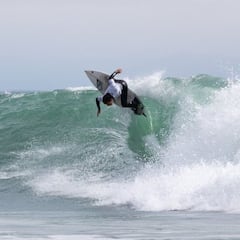 Lucía Machado y Gony Zubizarreta se llevan el VIII Open de Surf La Yerbabuena