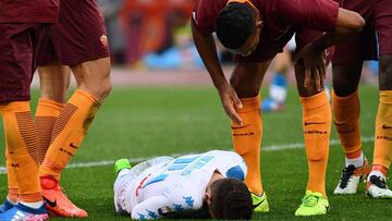 Roma&#039;s defender from Brazil Juan Jesus (R) speaks to Napoli&#039;s forward from Belgium Dries Mertens who lies on the ground after a tackle during the Italian Serie A football match AS Roma vs Napoli on March 4, 2017 at the Olympic Stadium in Rome.  / AFP PHOTO / Vincenzo PINTO