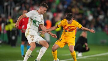 Gerard Gumbau, con el balón controlado, trata de irse del debutante Aleix Garrido.