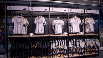 MEX8445. CIUDAD DE MÉXICO (MÉXICO), 17/10/2023.- Fotografía de camisetas del Real Madrid durante la inauguración del restaurante del equipo español llamado Uno, en la zona de Polanco, hoy, en la Ciudad de México.(México). Los ex jugadores del Real Madrid Hugo Sánchez y Emilio Butragueño participaron en la apertura de Uno, donde recorrieron el establecimiento, que cuenta con una tienda en la que se pueden adquirir diversos artículos del club merengue. En el restaurante inaugurado hoy, cada mantel de papel tiene grabada una jugada de gol de las 14 ligas de Campeones de Europa que ha ganado el Real Madrid. EFE/ Isaac Esquivel