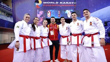 Los equipos masculino y femenino de Espa&ntilde;a de kata posan tras lograr el pase a la final en los Mundiales de Karate de Dubai.