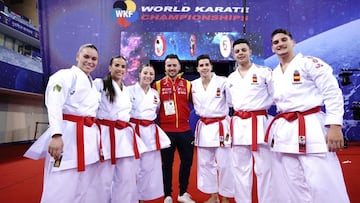 Los equipos masculino y femenino de Espa&ntilde;a de kata posan tras lograr el pase a la final en los Mundiales de Karate de Dubai.