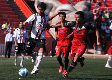 16 años, 7 meses y 29 días. Debutó con Monarcas Morelia.