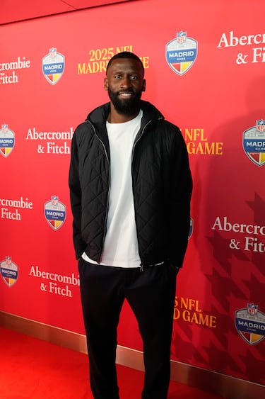 Antonio Rüdiger posa en la alfombra roja previa al partido.