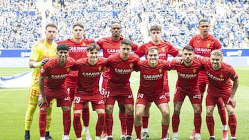 El once del Real Zaragoza frente al Oviedo: Poussin, Lluís López, Jair, Liso y Arriaga en la fila de arriba y Ares, Pau Sans, Toni Moya, Francho, Tasende y Soberón en la de abajo.