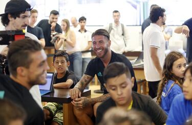 Sergio Ramos se divirtió con los niños que participaban en el acto de Microsoft.