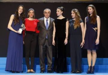 Las integrantes de la selección española de gimnasia rítmica tras recibir de manos del presidente del Comité Olímpico Español (COE), Alejandro Blanco, uno de los premios otorgados en la Gala Nacional del Deporte de la Asociación Española de la Prensa Deportiva (AEPD).