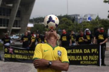 Protestas durante la rueda de prensa de Scolari