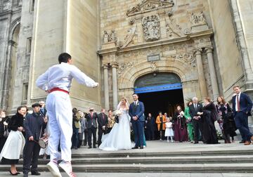 Los recién casados se encontraron a la salida de la Basílica un dantzari que bailó el aurresku, baile tradicional vasco, como homenaje hacia la feliz pareja.