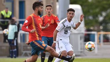 Adri&aacute;n G&oacute;mez golpea el bal&oacute;n durante el partido de Espa&ntilde;a contra Alemania.