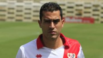 El delantero mexicano Nery Alberto Castillo, procedente del Pachuca y del Club León, posa durante su presentación como nuevo jugador del Rayo Vallecano hoy, 10 de julio de 2013.