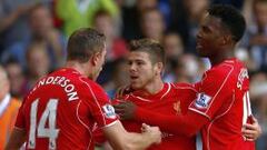 Alberto Moreno, felicitado por Henderson y Sturridge, por su gol al Tottenham.