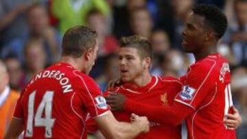 Alberto Moreno, felicitado por Henderson y Sturridge, por su gol al Tottenham.