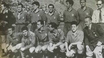 Eizaguirre, Asensi, Parra, Alonso, Silva, Puchades, Ram&iacute;rez (secretario RFEF); agachados: Basora, Rosendo Hern&aacute;ndez, Zarra, Panizo, Juncosa y Benito D&iacute;as (entrenador).