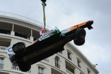 El coche de piloto alemán Adrian Sutil de Force India se retiró fuera de la pista después de estrellarse durante la tercera sesión de entrenamientos en el Circuito de Mónaco.