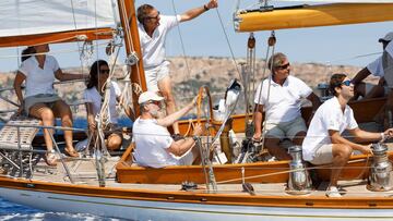 El Rey Felipe VI a la rueda del 'Giraldilla' en la Copa del Rey de Barcos de Época y Clásicos de Mahón.