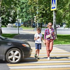 La DGT revela la situación en que un peatón puede cruzar una calle sin que haya paso de cebra