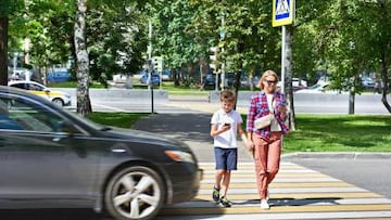 La DGT revela la situación en que un peatón puede cruzar una calle sin que haya paso de cebra