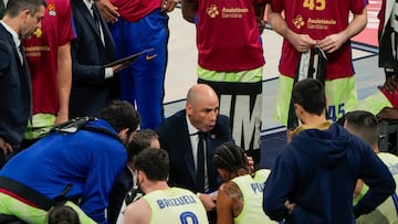 El entrenador del Barcelona, Joan Peñarroya, da instrucciones en un tiempo muerto durante el partido de la jornada 24 de la Euroliga ante el Baskonia.