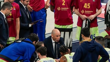 VITORIA, 30/01/2025.- El entrenador del Barcelona, Joan Peñarroya, da instrucciones en un tiempo muerto durante el partido de la jornada 24 de la EuroLiga que Baskonia y Barça disputan este jueves en el Fernando Buesa Arena de Vitoria. EFE/ ADRIÁN RUIZ HIERRO