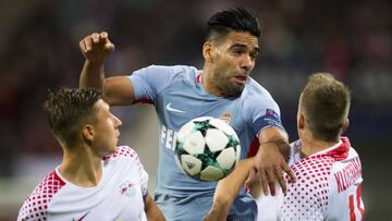 LeipzigxB4s defenders Willi Orban (L) and Lukas Klostermann (R) vie for the ball with Monaco's Colombian forward Radamel Falcao during the Champions League group G football match RB Leipzig v AS Monaco in Leipzig, eastern Germany on September 13, 2017. / AFP PHOTO / ROBERT MICHAEL