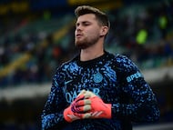 Inter Milan's Spanish goalkeeper #13 Josep Martinez warms up ahead of the Italian Serie A football match between Hellas Verona and Inter Milan at the Bentegodi Stadium in Verona, on November 2, 2025. (Photo by Piero CRUCIATTI / AFP)