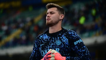 Inter Milan's Spanish goalkeeper #13 Josep Martinez warms up ahead of the Italian Serie A football match between Hellas Verona and Inter Milan at the Bentegodi Stadium in Verona, on November 2, 2025. (Photo by Piero CRUCIATTI / AFP)