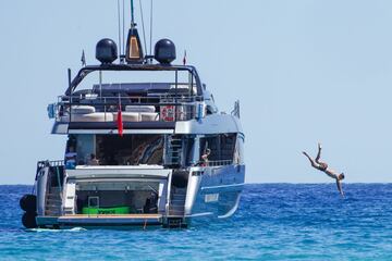 El delantero del conjunto de Milán Zlatan Ibrahimovic se en encuentra de vacaciones junto a su familia en Saint-Tropez, una localidad francesa que pertenece a la región de Provenza-Alpes-Costa Azul del sureste francés. El jugador sueco ha aprovechado su estancia en el gran yate para ejercitarse. 