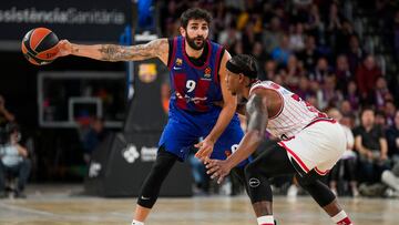 Ricky Rubio, base del Barcelona, intenta superar la defensa de Isaiah Canaan, escolta del Olympiacos, en el primer partido del cuartos de la Euroliga 2024.