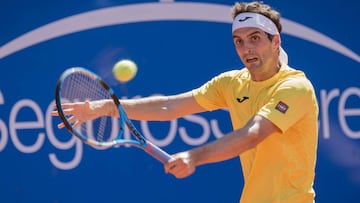 El tenista espa&ntilde;ol Albert Ramos devuelve una bola ante el ecuatoriano Roberto Quiroz en el Abierto de tenis de Ecuador, en Quito (Ecuador).