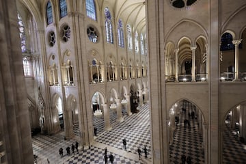 La gente pasea por la catedral de Notre Dame de París mientras el presidente francés, Emmanuel Macron, visita el interior restaurado del monumento.