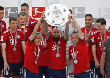 Con trofeo y cerveza en mano Bayern y James celebran el título