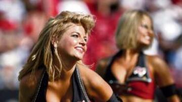 <b>A Raúl, en su 500 aniversario. </b> Nuestra rubia va de rojo y negro, como el Mallorca, en cuyo estadio cumplió Raúl 500 partidos de Liga en Primera División. Marcando de tacón. Ganando. Su sonrisa la captamos cuando el capitán blanco acertó con la portería de Aouate. 500 partidos, ¡a por los 500.000! Ella lo celebrar nosotros, más.